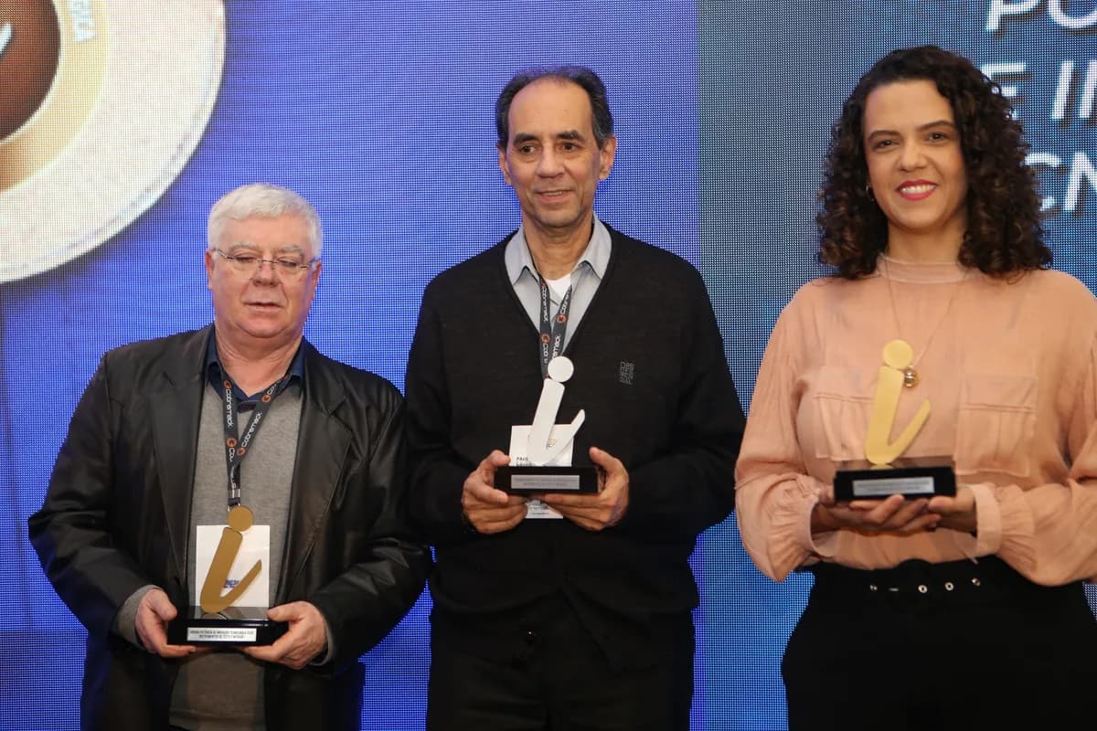 Vencedores com troféus