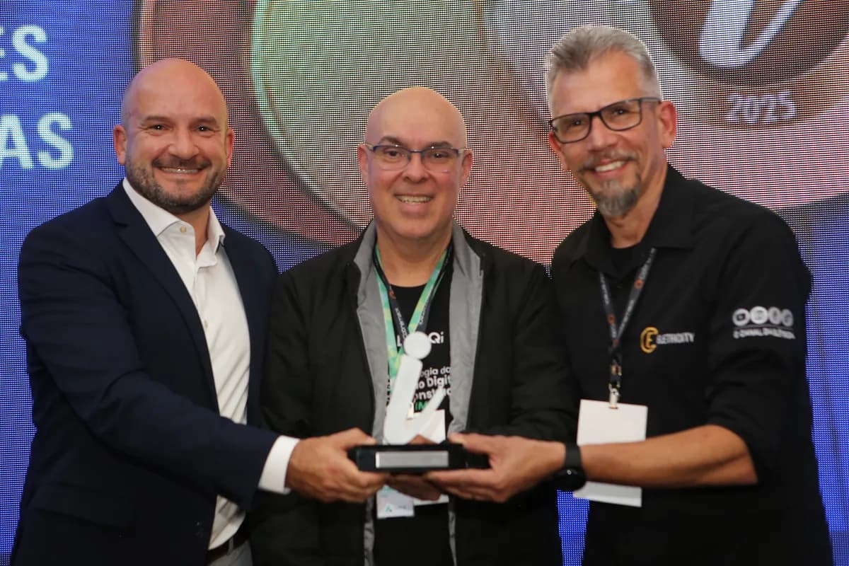 Entrega de troféu — vencedores no palco